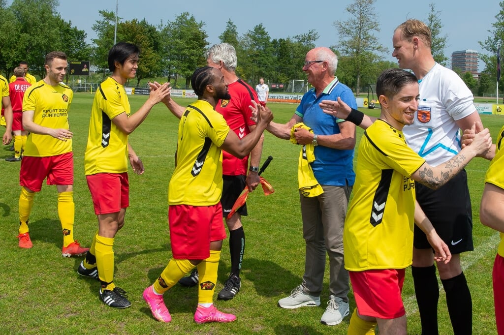 Bert Slegt en Gerard van Schaik schudden voor de laatste keer de handen van de spelers van het eerste van FC Purmerend.
