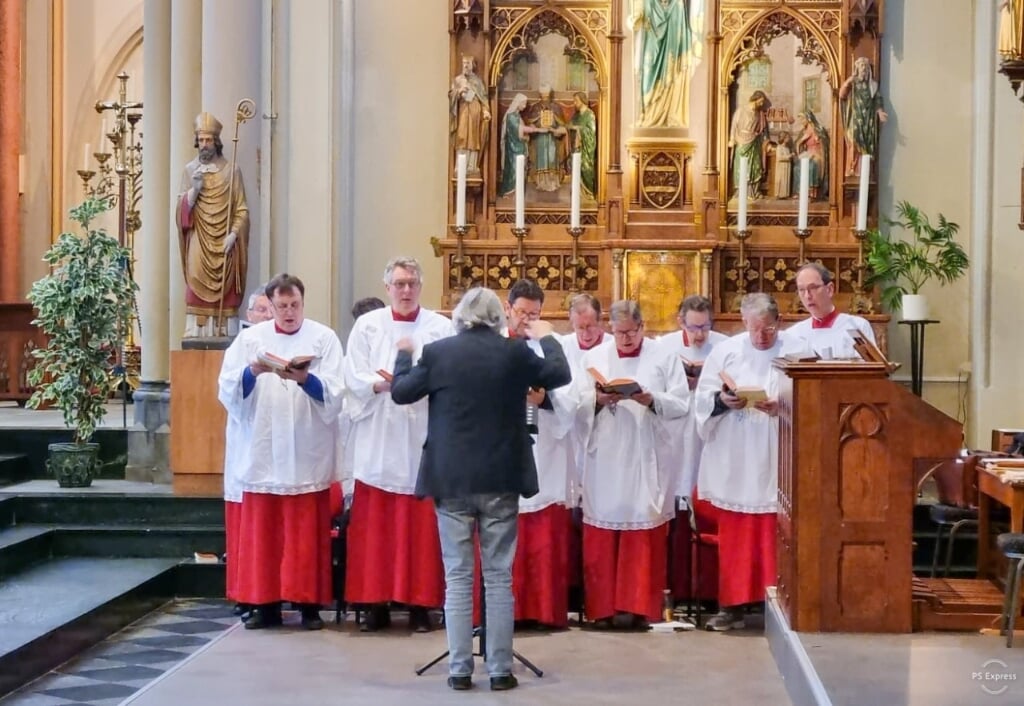 Een deel van het aan de Bonifatiusparochie verbonden, Gregoriaanse mannenkoor Schola Cantorum. 