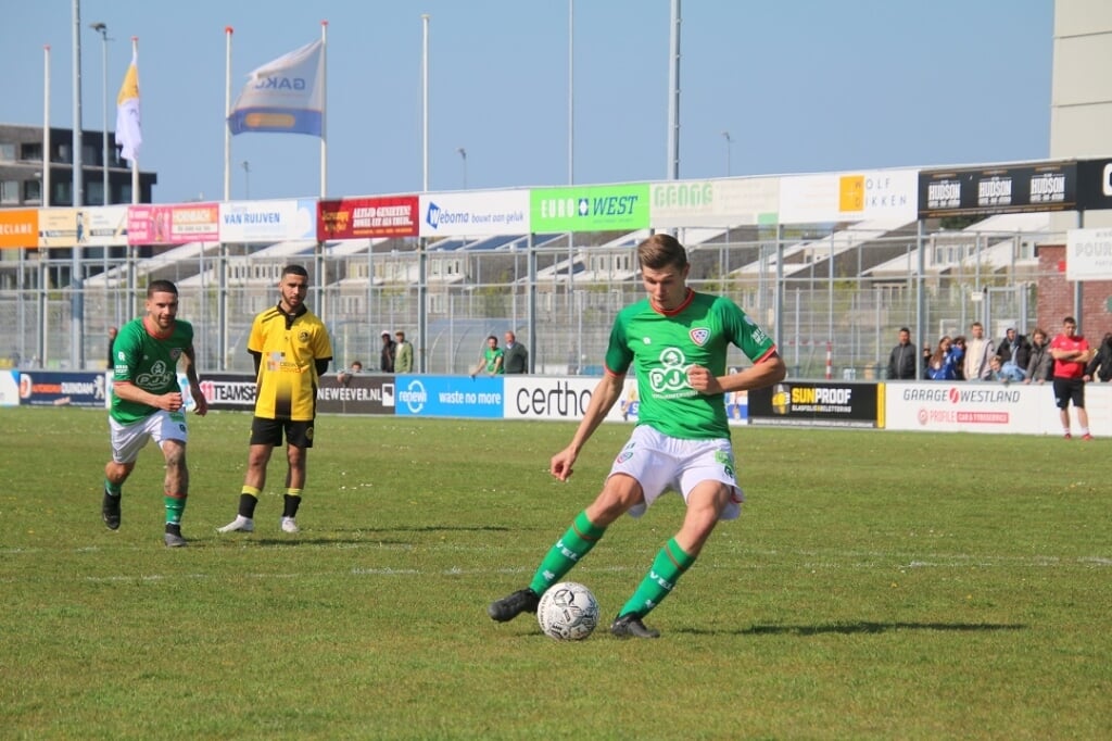 Ricky van Mierlo was driemaal succesvol tegen SV Nootdorp en staat op het punt een strafschop te verzilveren, waarmee de stand op 4-0 werd gebracht.