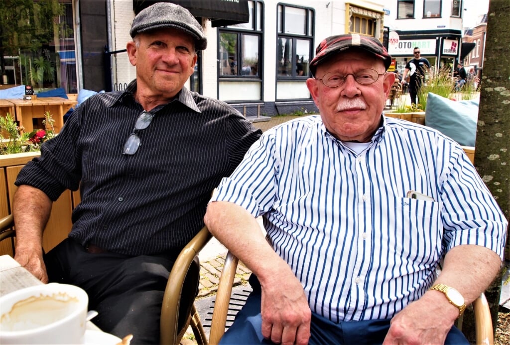 Mark Shapiro afgelopen zaterdag samen met zijn neef Louis Polack op een terras op de Markt in Maassluis. 