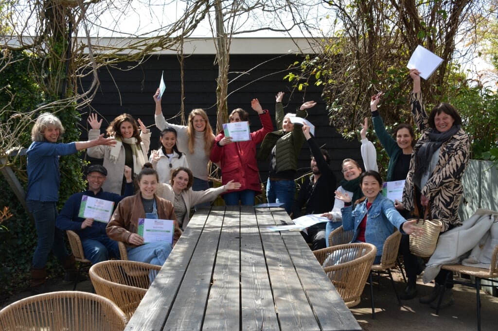Plantenkennis docent Marlien van der Linden (links) bij kwekerij Esveld met haar groep studenten die april jl. de opleiding afrondde met een certificaat als opmaat naar het examen. 