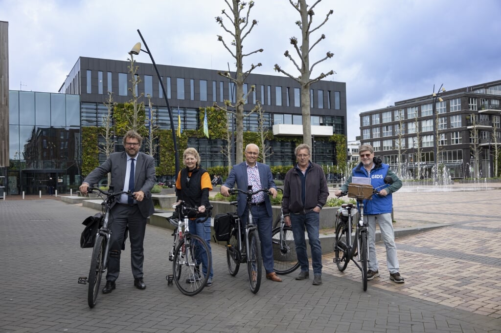 Burgemeester Maarten Poorter, José Pielkenrood, wethouder Fred Ruiten, Ben Wansink en Peter de Nijs fietsen samen de bordenroute Dijk en Waard.