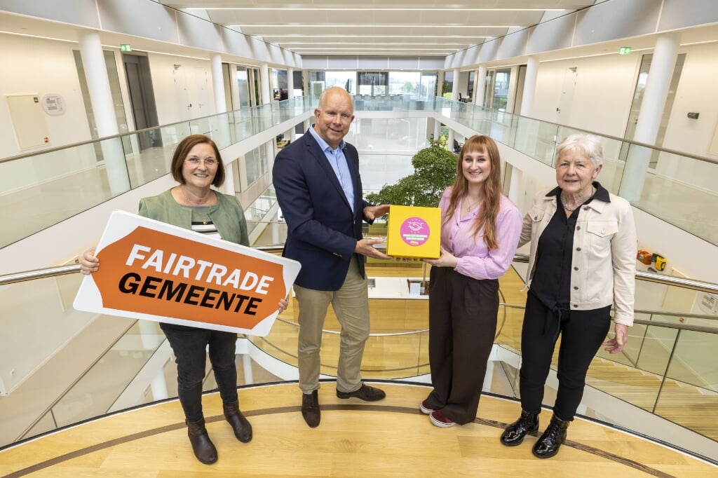 Wethouder Pieter Varekamp ontvangt een box met fairtrade producten ter ere van de verlenging van het keurmerk Fairtrade gemeente.