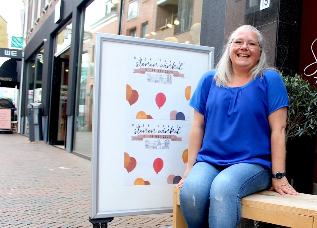 In de Alphense Van Mandersloostraat heeft Liesbeth Zandinga een actiebord voor haar winkel gezet: 'Ik wil graag dat mensen. naar winkels gaan'