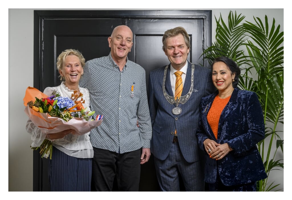 Uit handen van burgemeester Jan Hamming van Zaanstad, geflankeerd door zijn vrouw, kreeg Kees Klinkenberg - op de foto ook met zijn vrouw - afgelopen week de onderscheiding uitgereikt. 