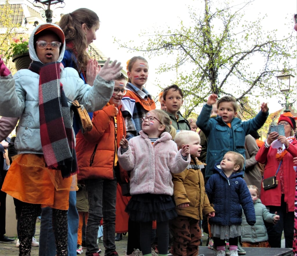Kinderen zingen samen met Ding a Dong ZiggZaggbij de Aubade.