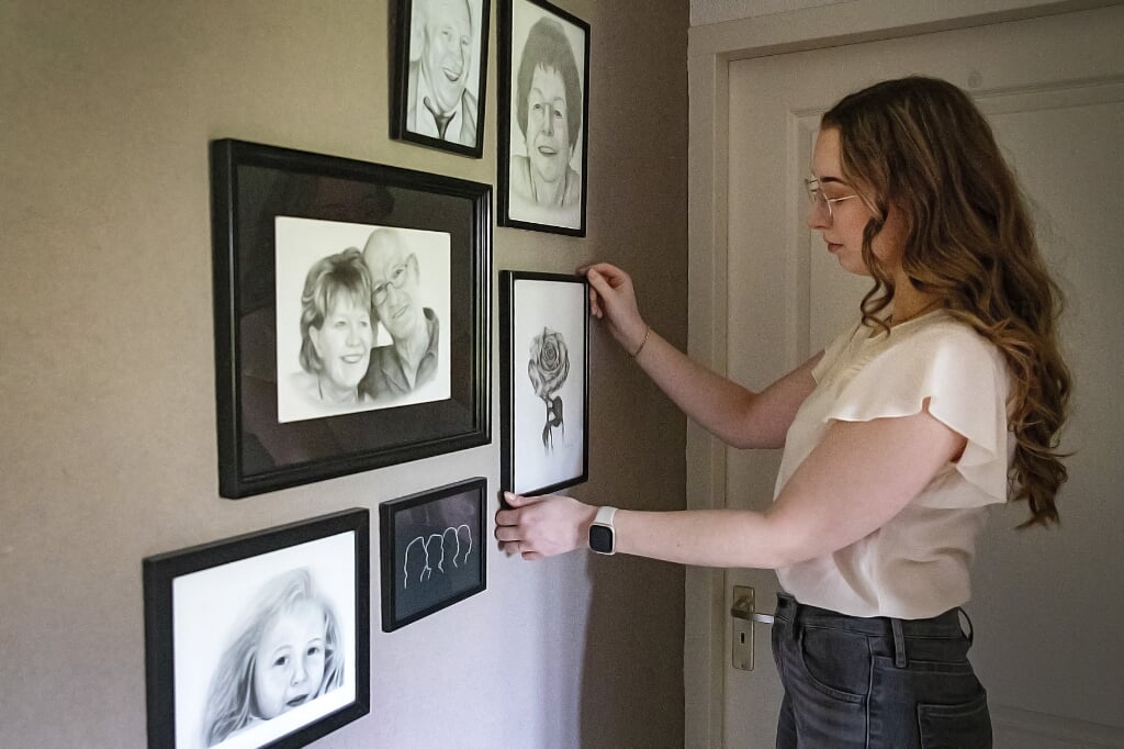 Britney bij de 'wall of fame' bij haar oma thuis. Oma heeft een muur vol met door haar getekende familie-portretten. 