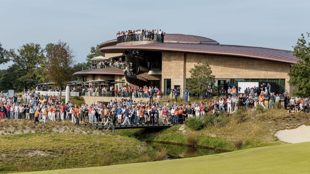 De Nederlandse golffans komen altijd met veel naar het KLM Open. Met héél veel. Prachtig beeld van het clubhuis op Bernardus tijdens de laatste ronde. (Foto Golfsupport.nl)