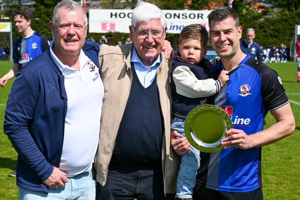 Vier generaties Boon op een rij met Piet Boon, Piet Boon senior, (klein)zoon Stef en jubilars Glenn Boon.