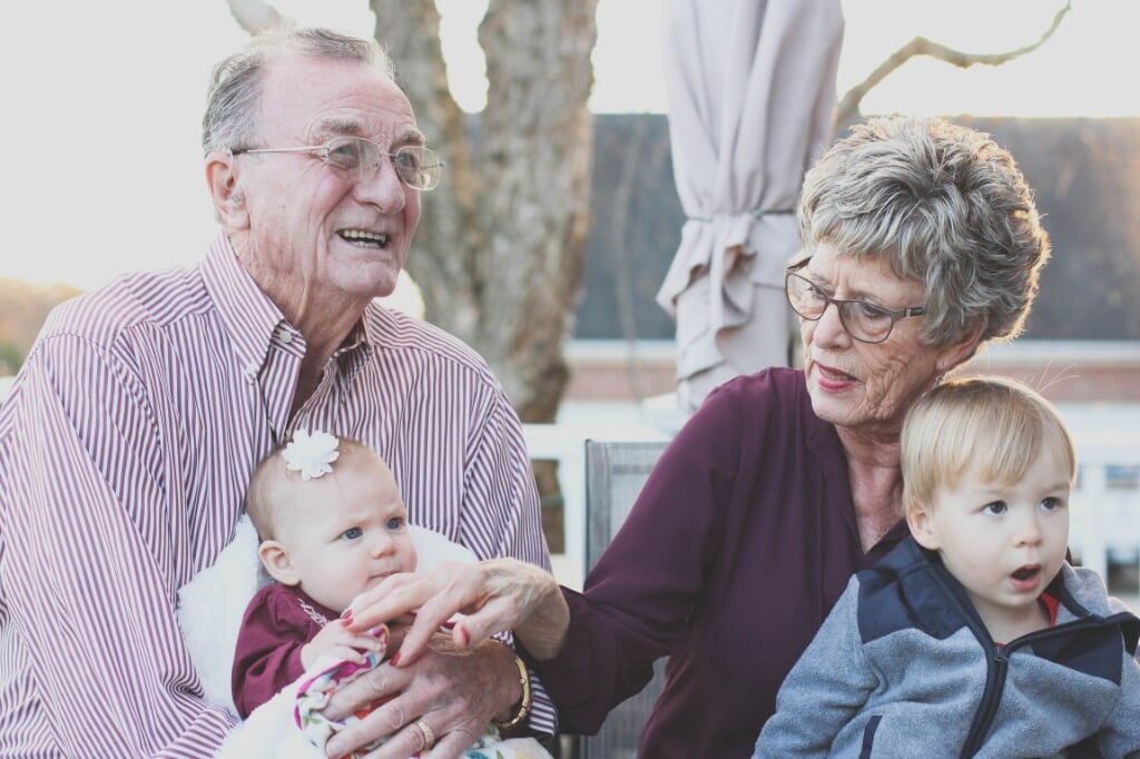 Opa's en oma's spelen een belangrijke rol in het leven van hun kleinkinderen.
