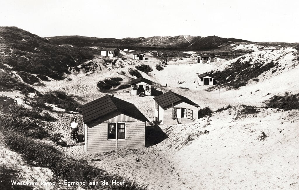 De eerste Wessanenhuisjes begin jaren vijftig. Ieder voorjaar werden de huisjes weer ‘zandvrij’ gemaakt.