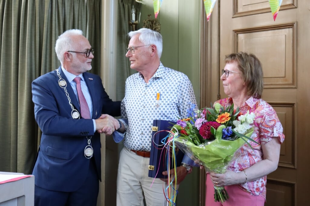 Burgemeester Van den Hengel feliciteert Keesjan Stapel.