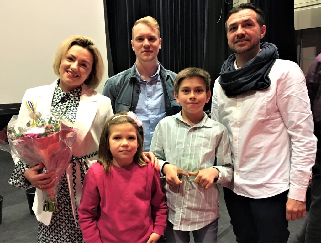 De Vrije Inzendingfilm over twee nu in Maassluis wonende Oekraïense kinderen won een prijs op het ZH12 Filmfestival. De hoofdrolspelers staan op de foto samen met de filmmakers.