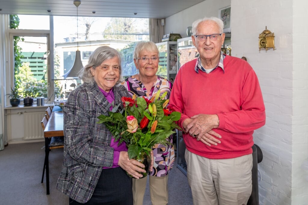 Ria de Sutter met de bloemen van de dorpsraad voor Will en Piet van der Kaaij.