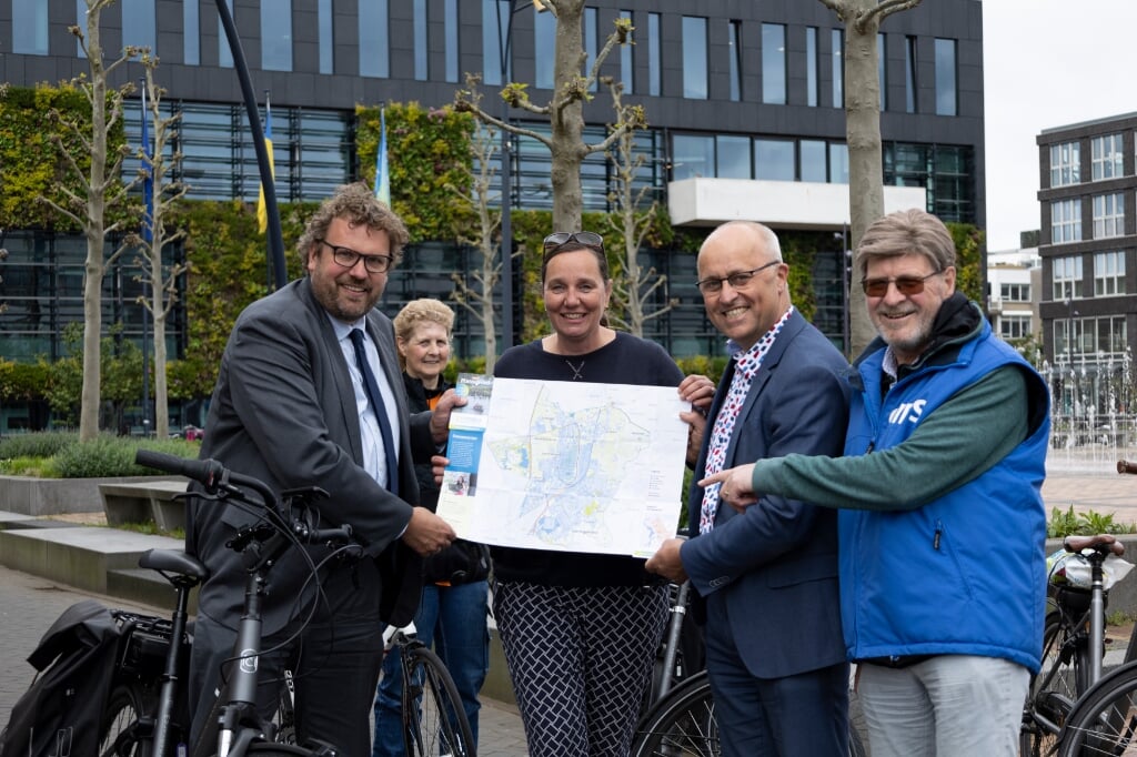 De nieuwe plattegrond is vandaag uitgereikt aan burgemeester Maarten Poorter en wethouder Fred Ruiten van Dijk en Waard. Daarna werd er een lekker rondje gefietst!