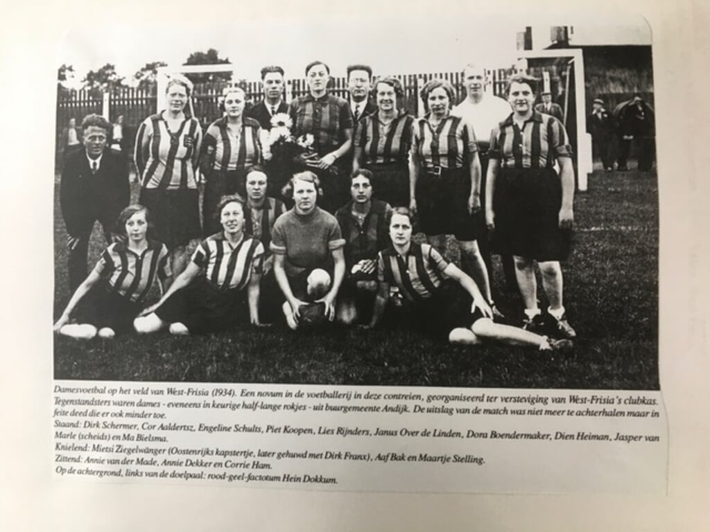 Damesvoetbal op het veld van West-Frisia (1934).