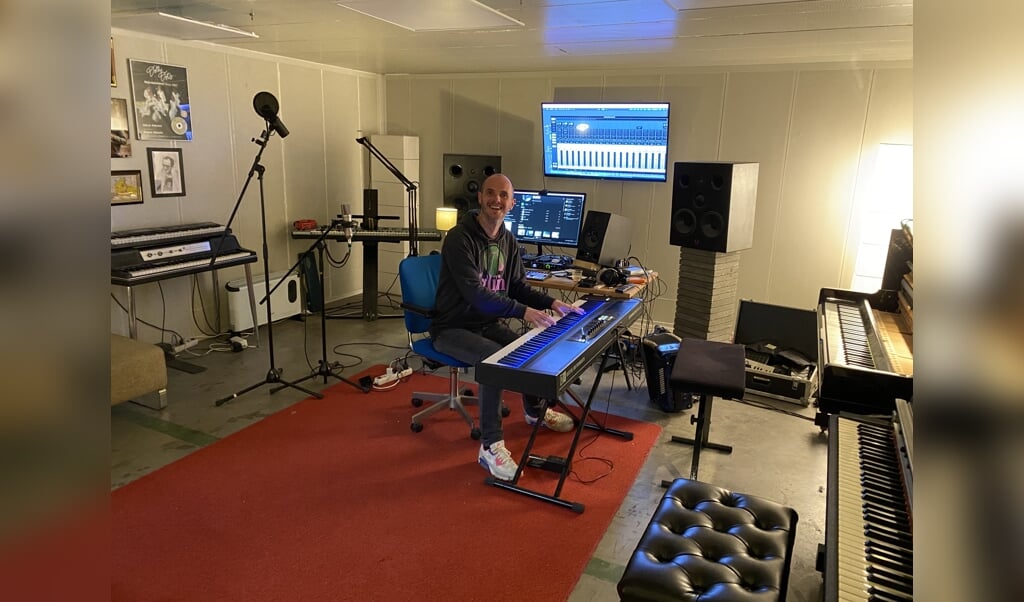 Simon Gitsels achter het keyboard in zijn studio.