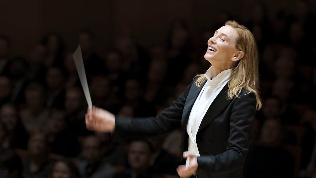 Lydia Tár, gespeeld door Cate Blanchett, is de eerste vrouwelijke dirigent bij het Berliner Philharmoniker. 