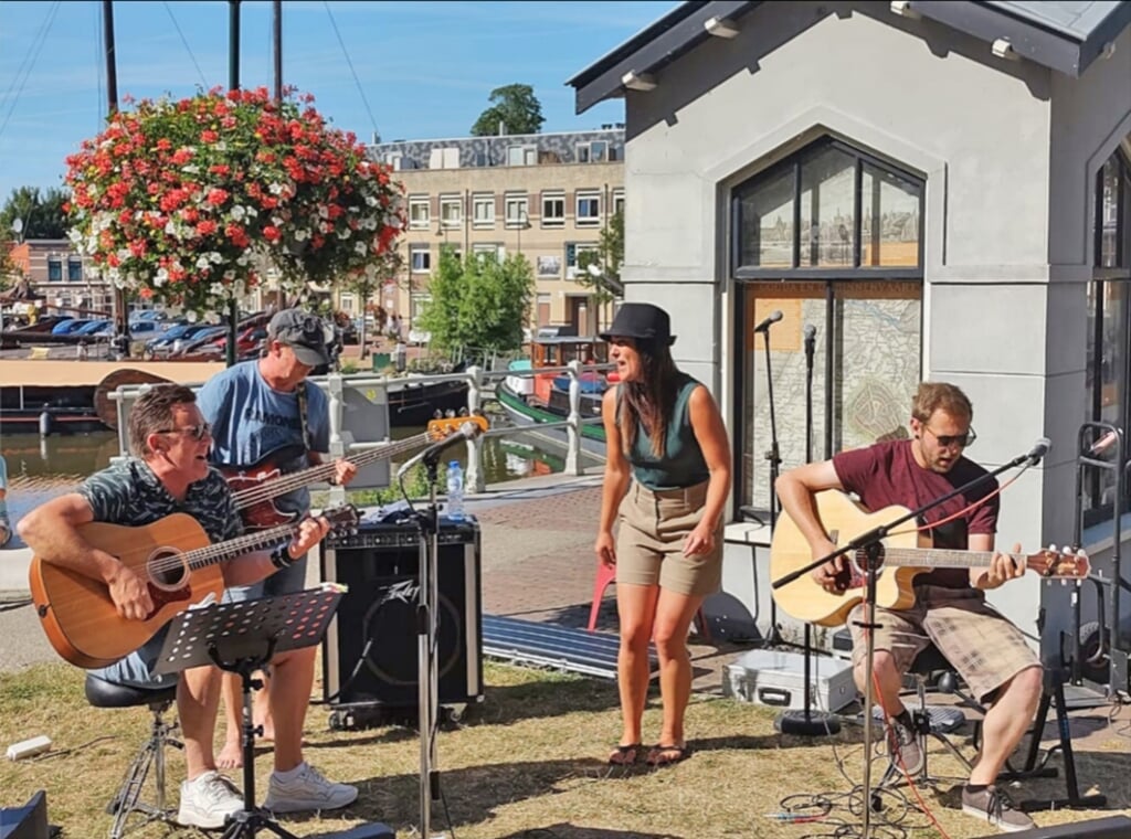 Phoenix Four tijdens een live optreden.