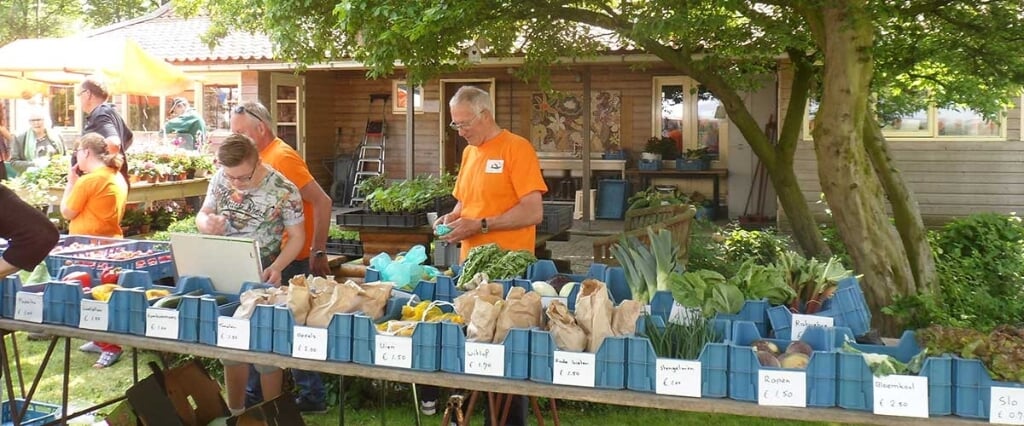 Op de markt worden onder andere producten uit eigen tuin verkocht.