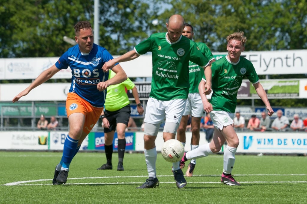 Beide doelpuntenmakers van Westlandia in beeld: midden Mark van der Zalm en rechts Kai Verbeek.