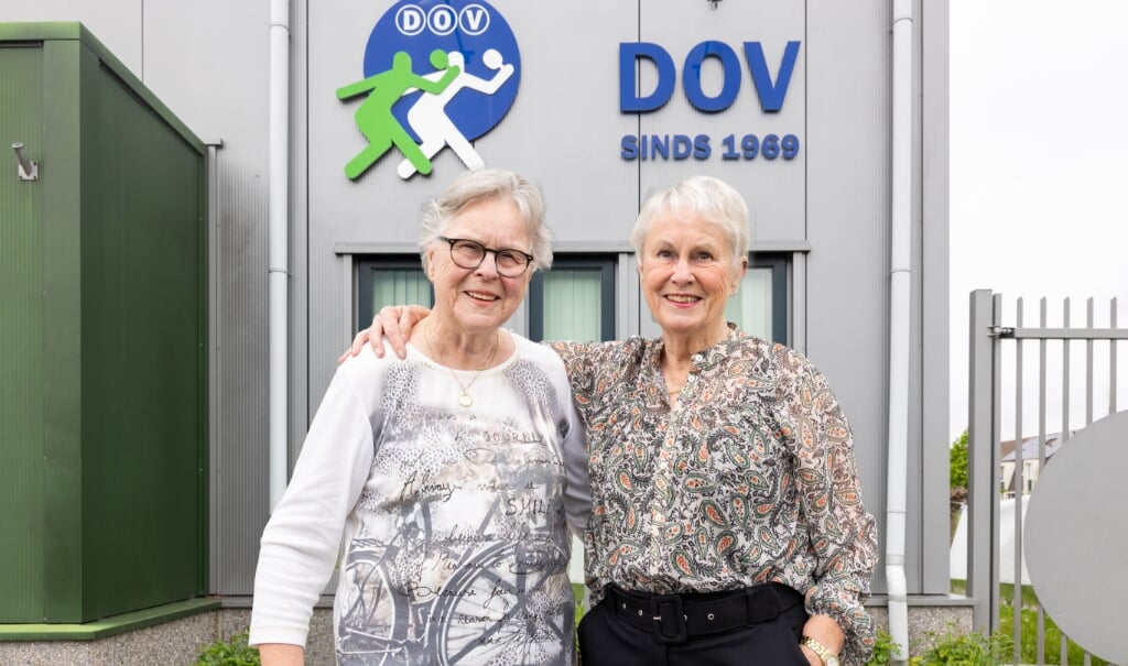Al jaren zetten zussen Ank (rechts)en Tien zich vrijwillig in voor tafeltennisvereniging DOV.