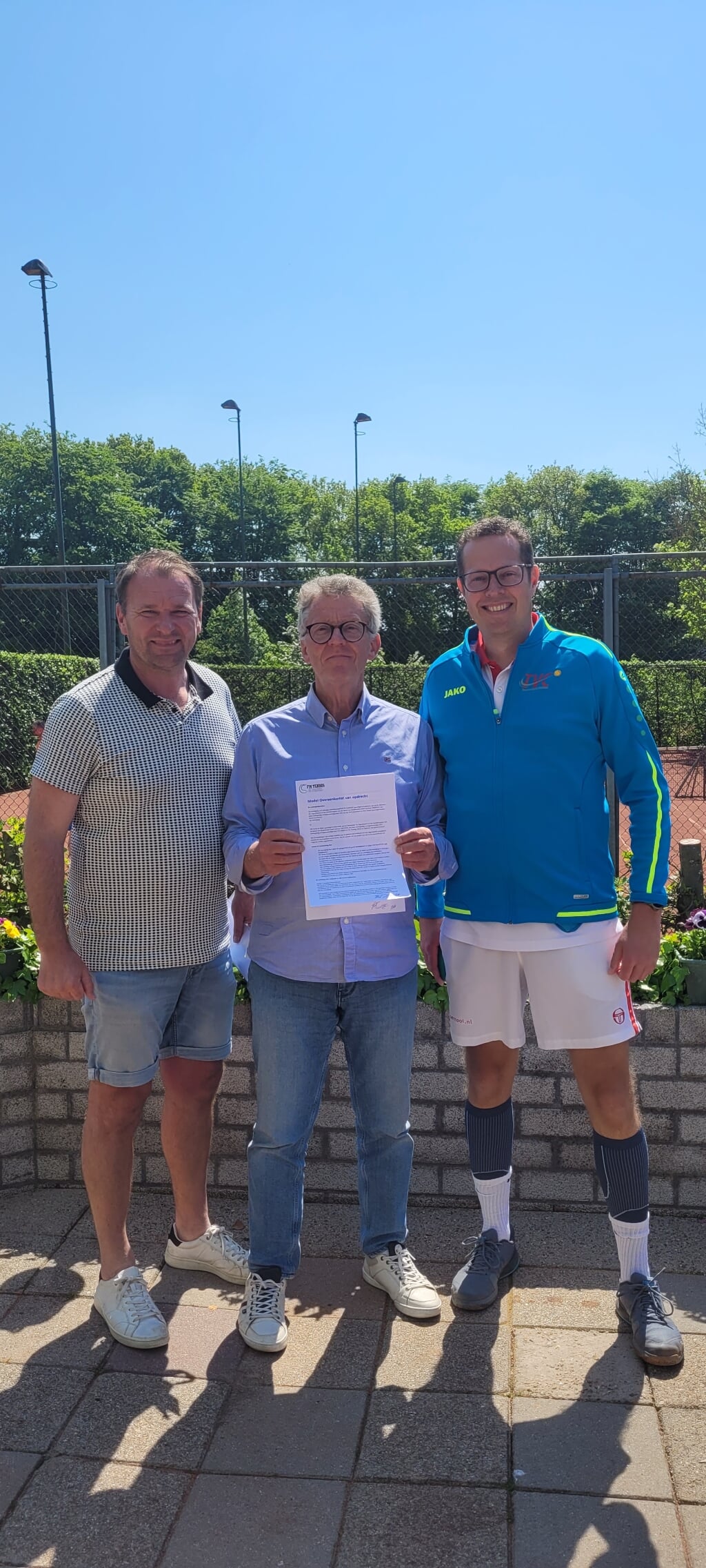 v.l.n.r. Rogier Belien (directie I'M Tennis & Padel), Rob Terstal (penningmeester TVC) en Erik van der Poel (voorzitter TVC).