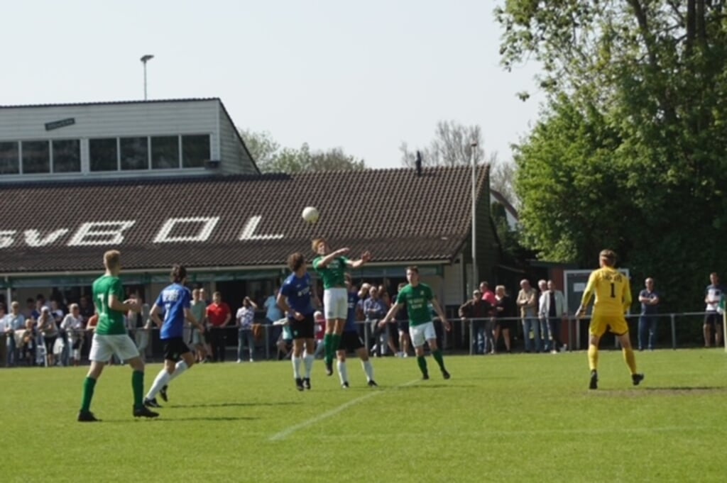 Daniël Vos, die vier keer wist te scoren, namens BOL in een luchtduel met een verdediger van Monnickendam. 