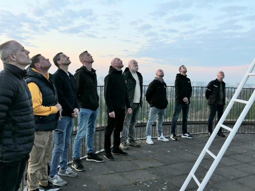 Wout van Dooren(midden) kijkt met ontzag samen met nog acht Vlaardingse veteranen naar het hijsen van de Nederlandse vlag op de Watertoren.