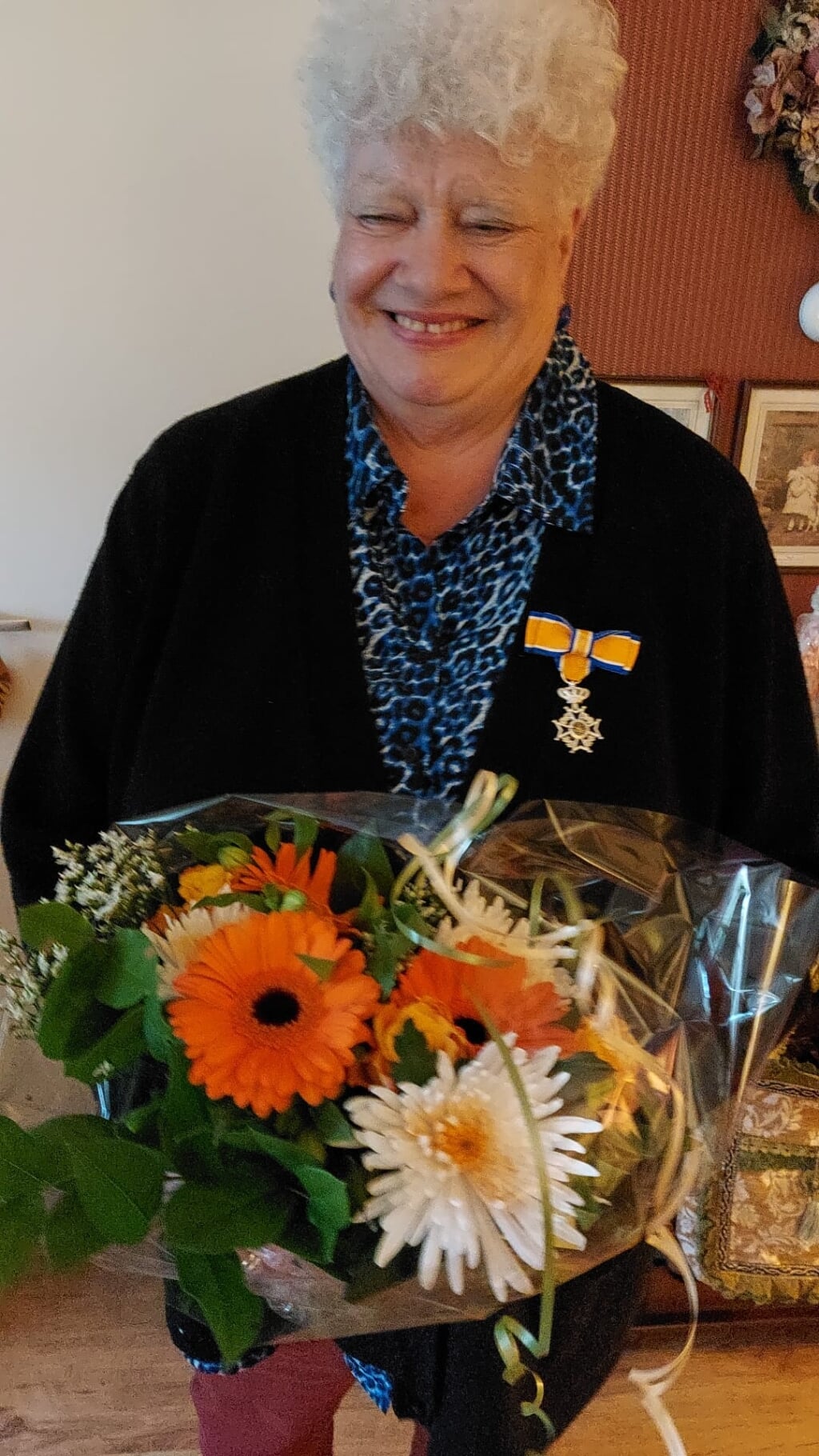 Yvonne Hamaker, met bloemen en natuurlijk het lintje..