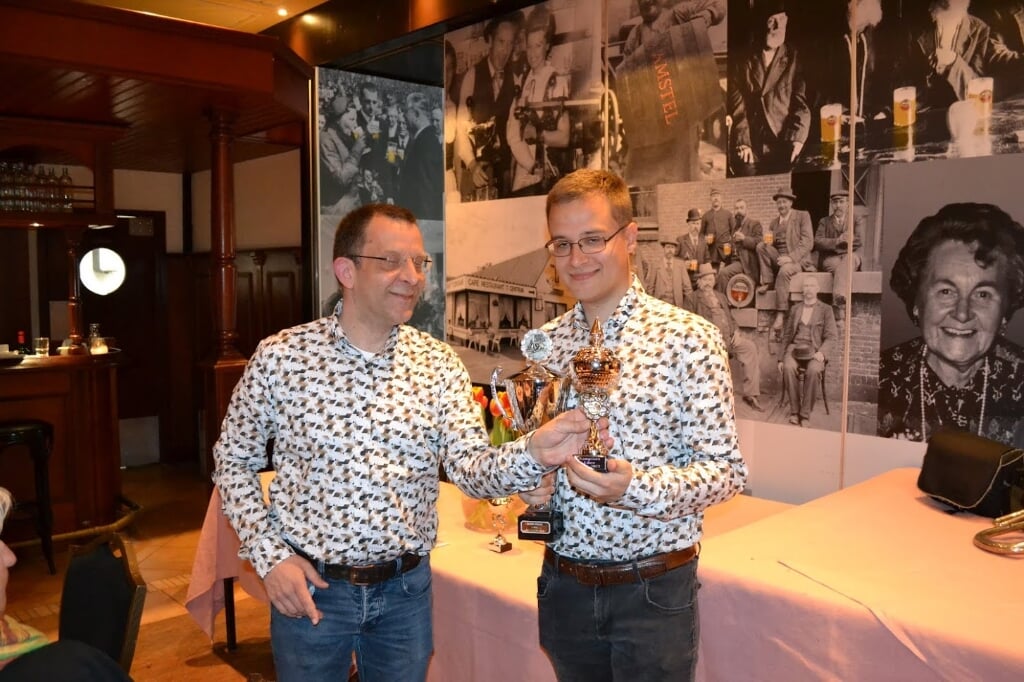 Winnaar Maikel Zeeman bij het libre krijgt de beker van zijn vader en wedstrijdleider.