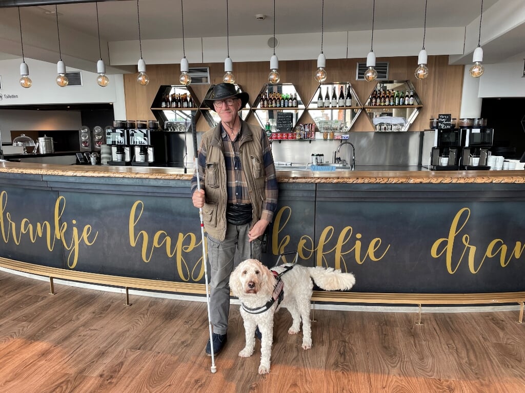 Bart Bosman bezoekt samen met zijn blindengeleidehond Nala regelmatig het Zaantheater.
