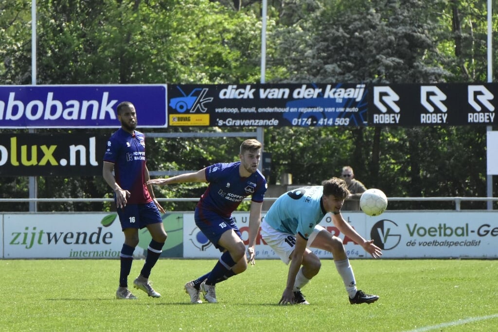 Roy van Beek (middem) opende de score tegen Nieuwenhoorn.