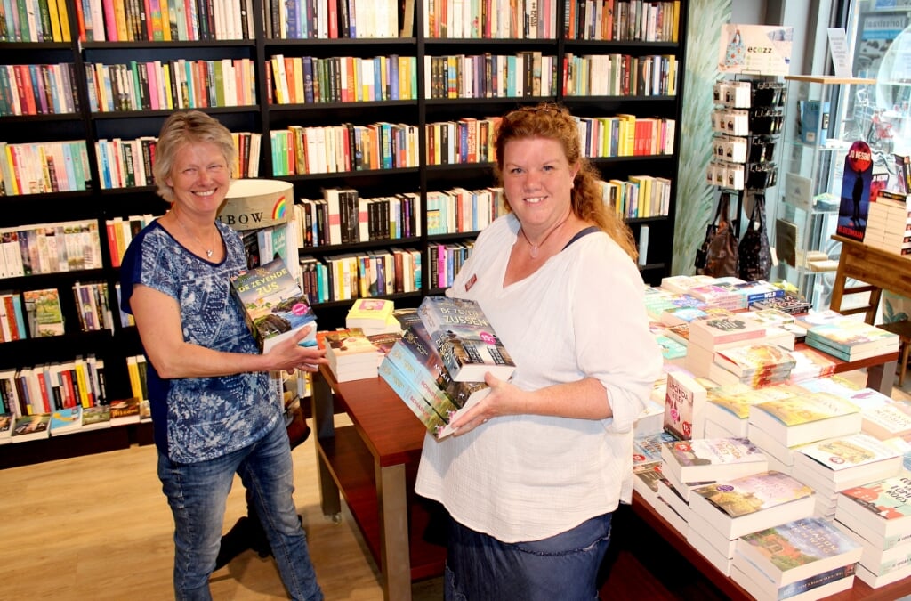 Bij Boekhandel Haasbeek verkopen Wally Klos (li) en Maroesja Teijgeler de voorafgaande delen in de Zeven Zussen-reeks. Vanaf 11 mei wordt plaatsgemaakt voor Atlas, het laatste deel. 
