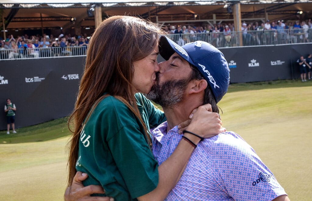 Kus voor de winnaar. Pablo Larrazábal en zijn vriendin Adriana. (Foto NGM / Richard van Stralen)