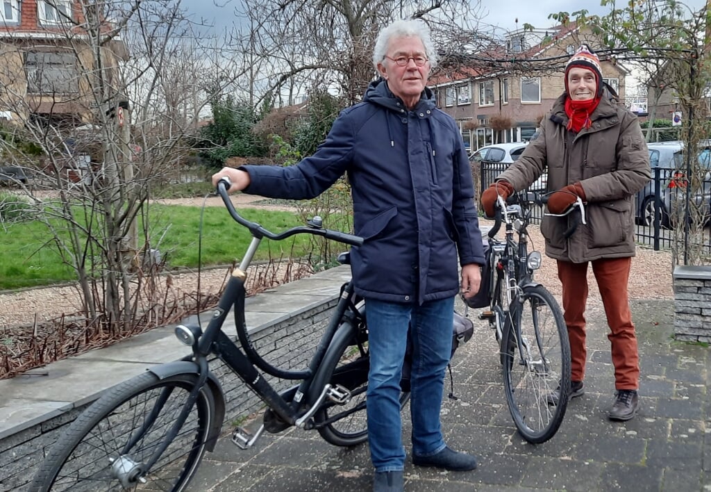 Kees Clement(op de voorgrond) van de Fietsersbond Vlaardingen ziet dat er nog veel verbeteringen nodig zijn om de haringstad fietsvriendelijk te maken.