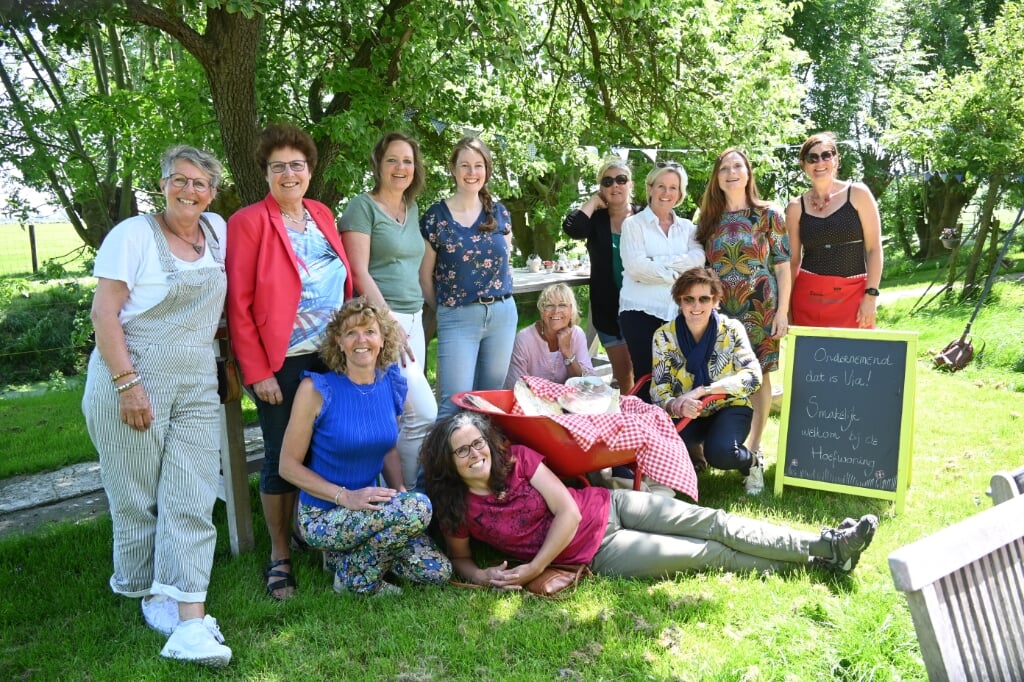 De dames van VIA werden ontvangen door Jacqueline Nell (uiterst rechts) op de Hoefwoning. 