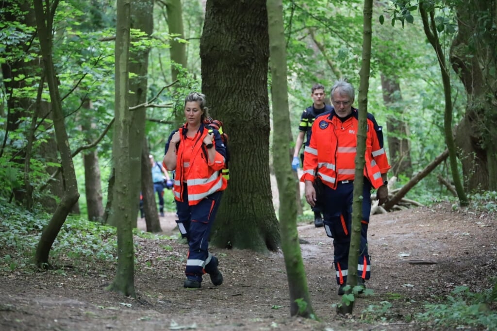 Hulpdiensten ter plaatse na vondst overleden persoon in Staelduinse Bos.