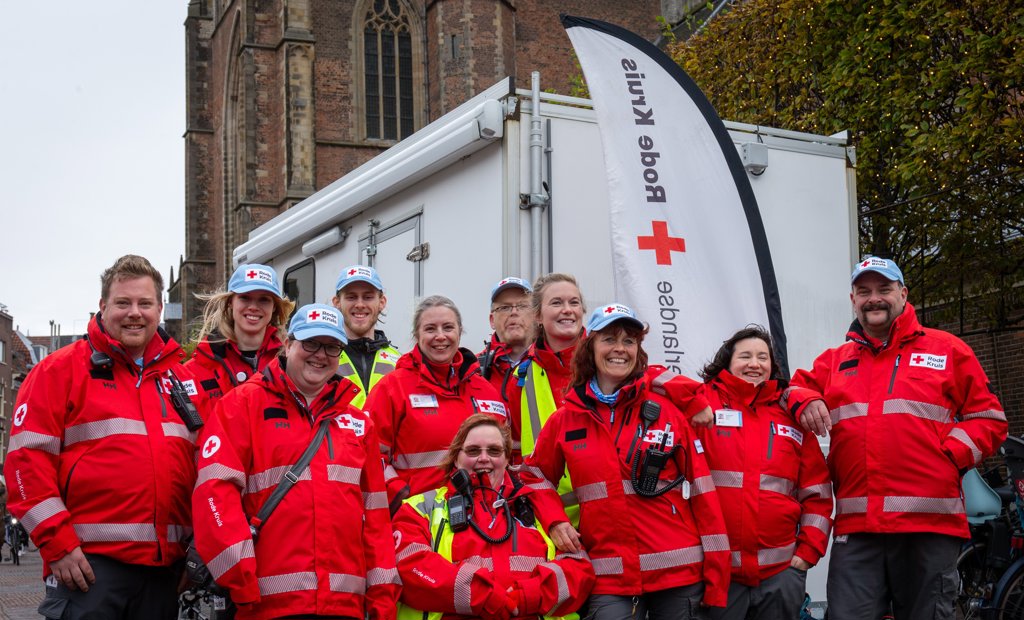 Het team van het Rode Kruis op de Grote Markt. 