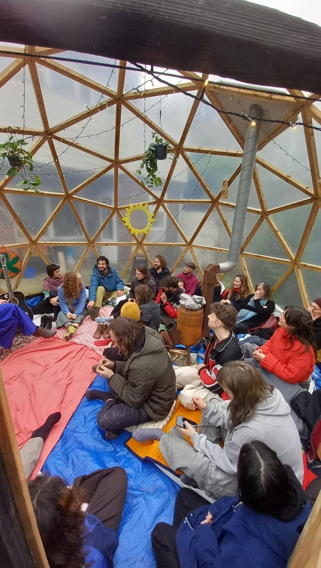 Tijdens de communitydag gebruiken de bewoners hun lunch in een grote tent op het binnenterrein.