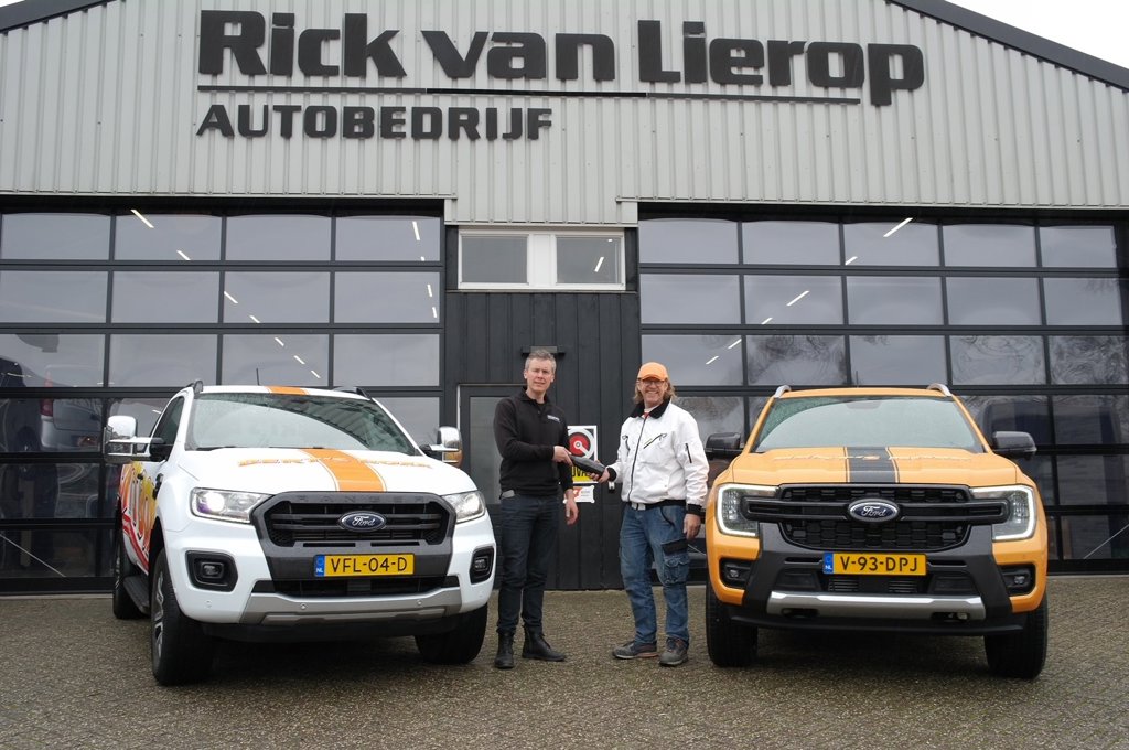 Rick van Lierop heeft onlangs de nieuwe bedrijfswagen afgeleverd aan Bert,.