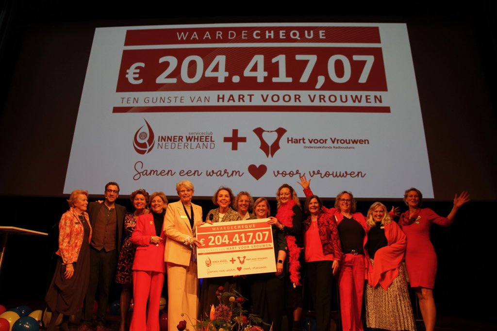 en cheque van 204.417,07 euro werd overhandigd aan de oprichtster van de stichting, hoogleraar cardiologie voor vrouwen Angela Maas. 