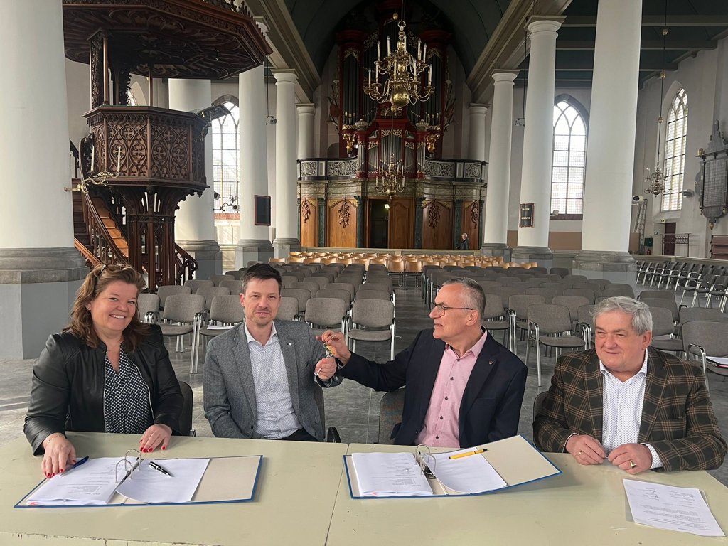 Met het plaatsen van een handtekening onder de koopovereenkomst heeft de Protestantse Gemeente Vlaardingen de Grote Kerk  in eigendom overgedragen aan Stadsherstel Maassteden B.V..