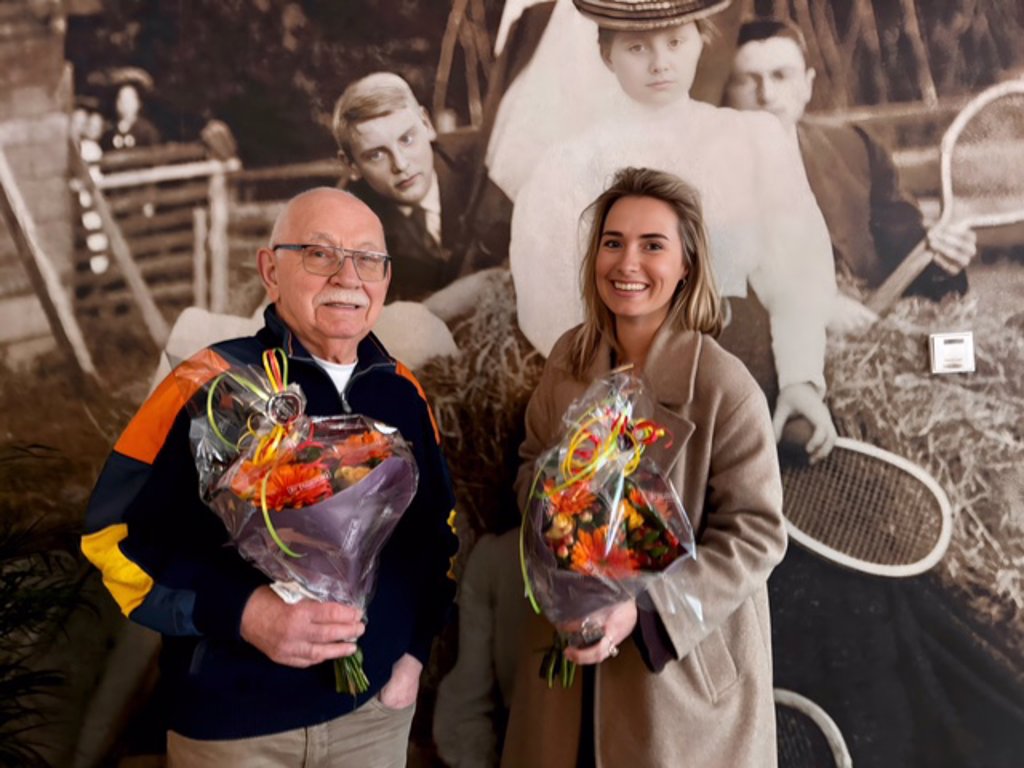 Jubilaris Andre Moerenhout ontving een erespeld en een bos bloemen. 