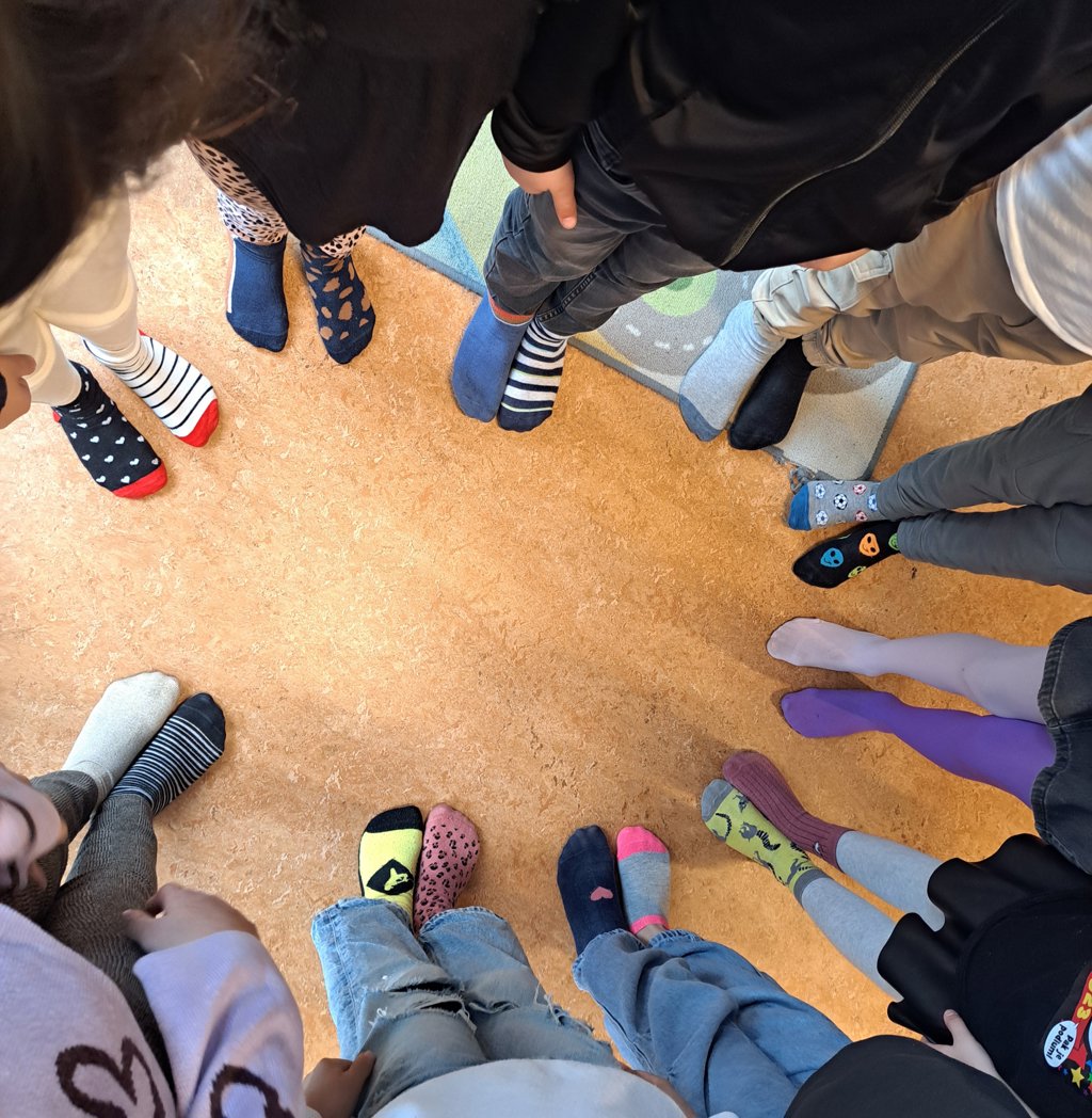 Iedereen had twee verschillende sokken aangetrokken.