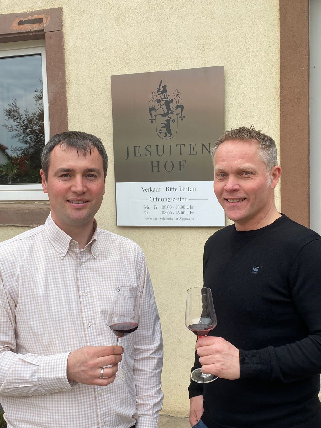 Links wijnmaker Moritz Schneider met rechts Hans Steevers van de Druiventuin.