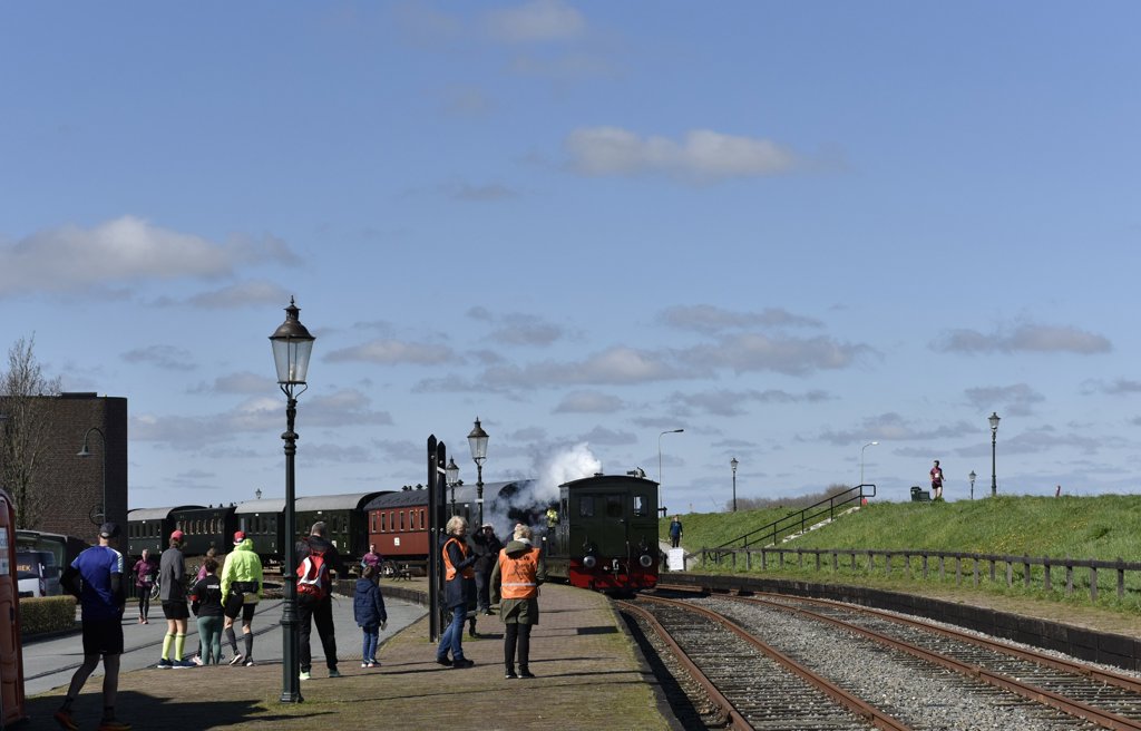 Zondag 7 april staan de spoorwagons weer klaar op het pittoreske station van Medemblik om de lopers te vervoeren naar Opperdoes en Twisk. 
