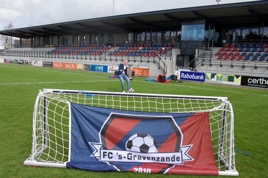Wethouder Sport van Gemeente Westland Anko Goudswaard verrichtte de openingshandeling door de bal in een klein doeltje te schieten. FC 's-Gravenzande is trots.