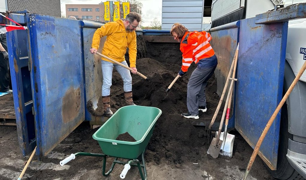 Wethouder Mark Wit van Milieu en duurzaamheid hielp ook een handje mee bij het compost scheppen.