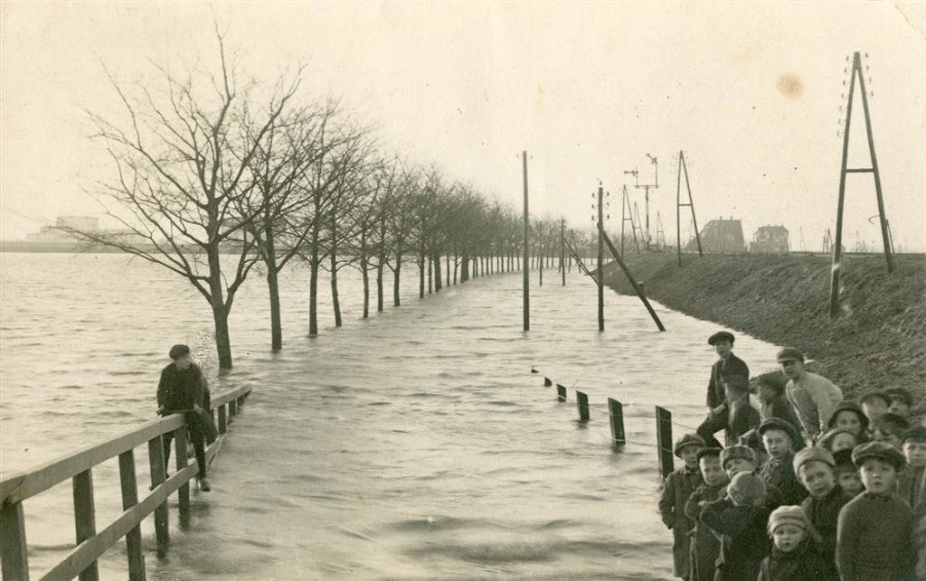 Overstroming van het buitendijkse gebied aan de Parallelweg in 1928. Dit gedeelte van de Parallelweg is later hernoemd in Deltaweg.